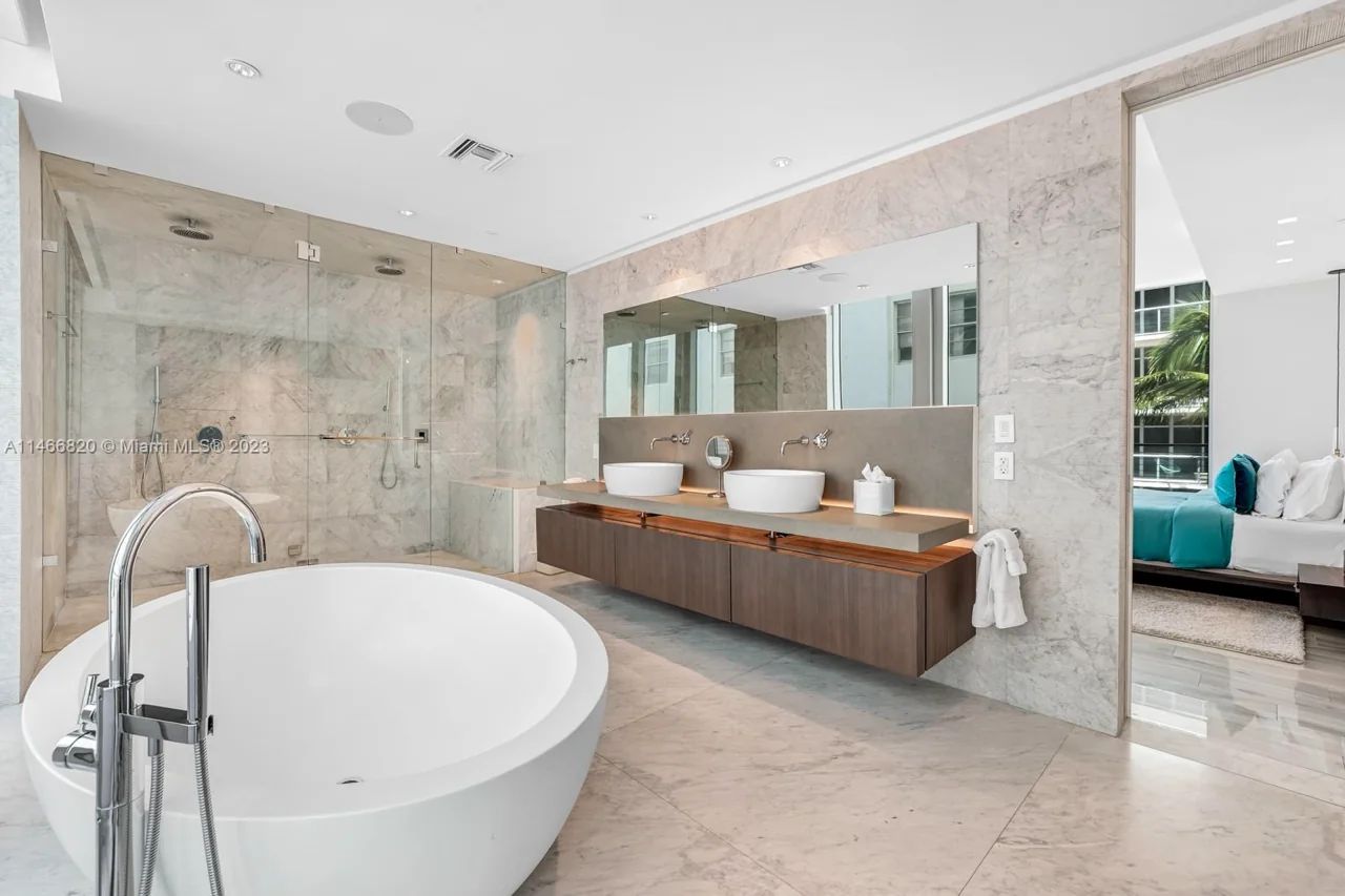 Luxurious Bathroom in Beach House 8 Featuring a Rain Shower and Premium Fixtures