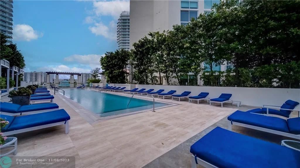 Piscina de Lujo en las Residencias de Condominios Frente a la Playa de St. Tropez en Sunny Isles Beach, Reflejando la Elegancia Mediterránea