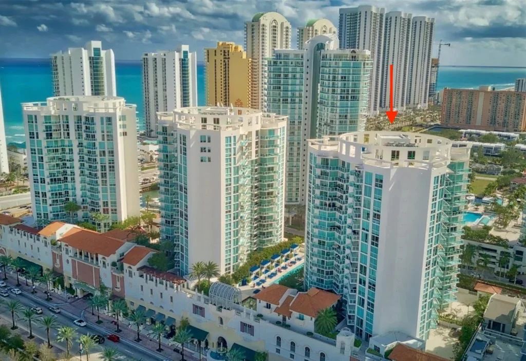 Vista de Frente al Mar de los Condominios St. Tropez en Sunny Isles