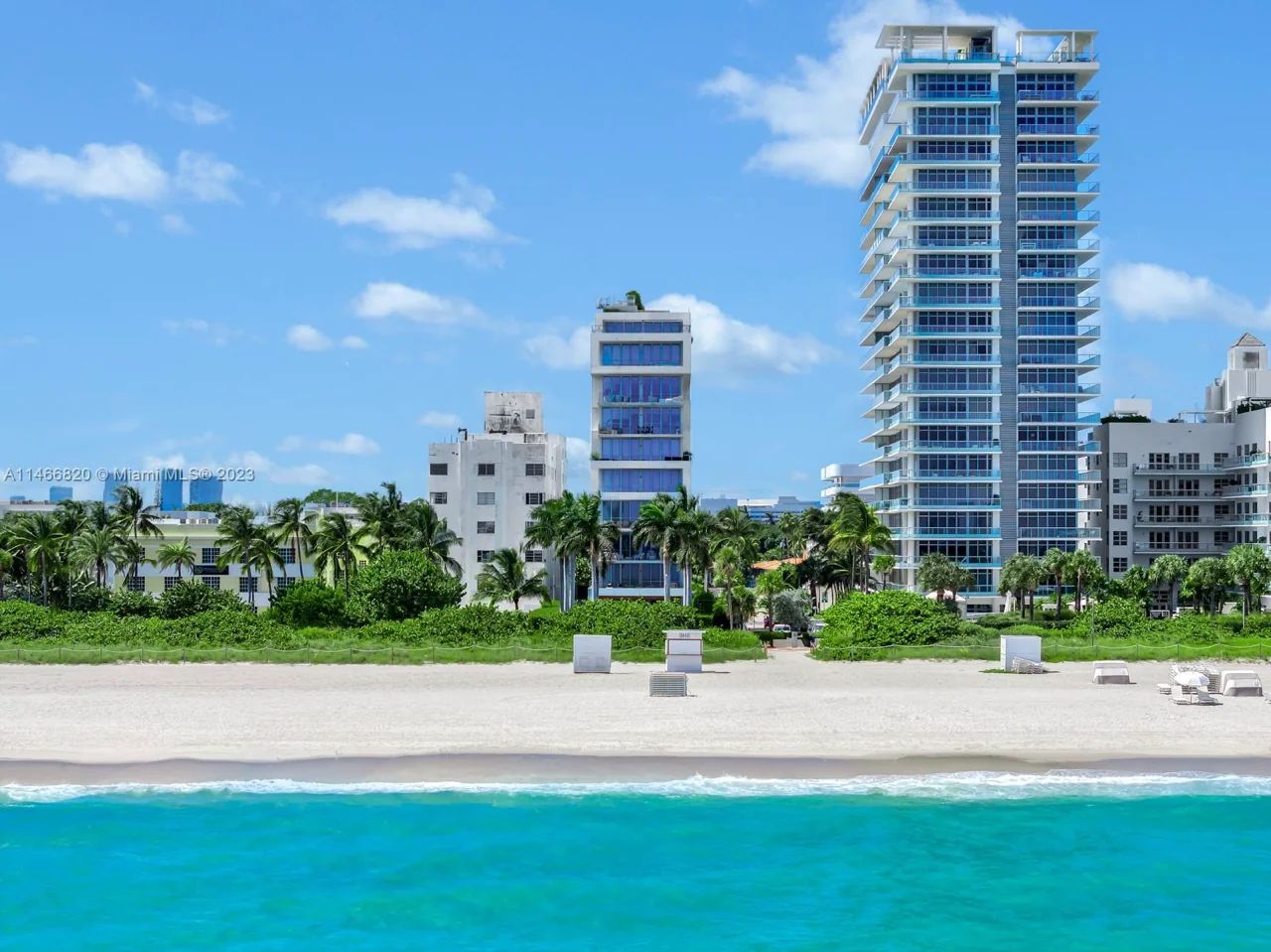海滩之家 8 的海景立面图，凸显迈阿密海滩 10 层公寓的独特建筑风格
