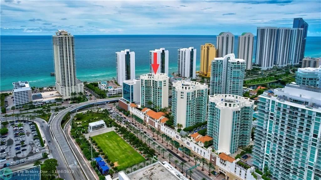 Vista de los Condominios de St. Tropez con Vistas al Océano Atlántico en Sunny Isles Beach