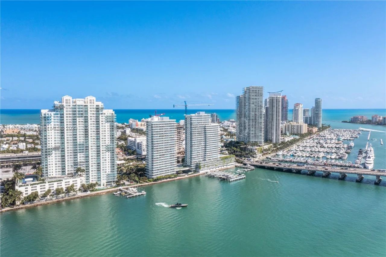 南海滩的佛罗里达酒店的航拍视角，捕捉到高层公寓的宏伟与大西洋的背景