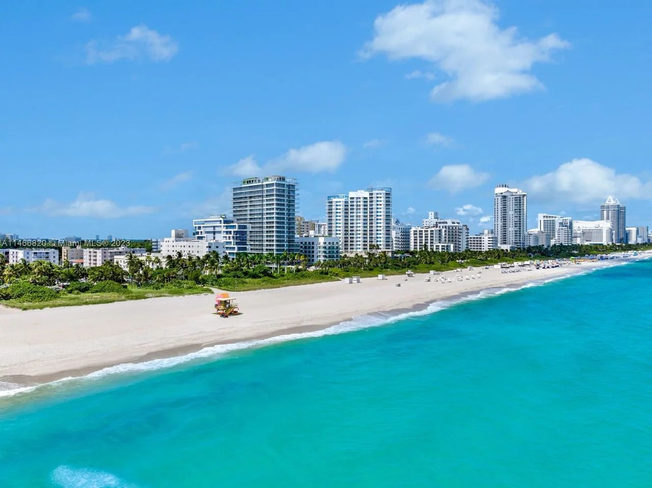 Vista Panorámica de Beach House 8 que Muestra su Ubicación Privilegiada Frente al Mar en Miami Beach