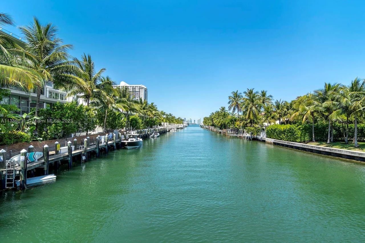 Luxurious Palau Sunset Harbour Building on the Canal-Front, Reflecting an Affluent Lifestyle in South Beach