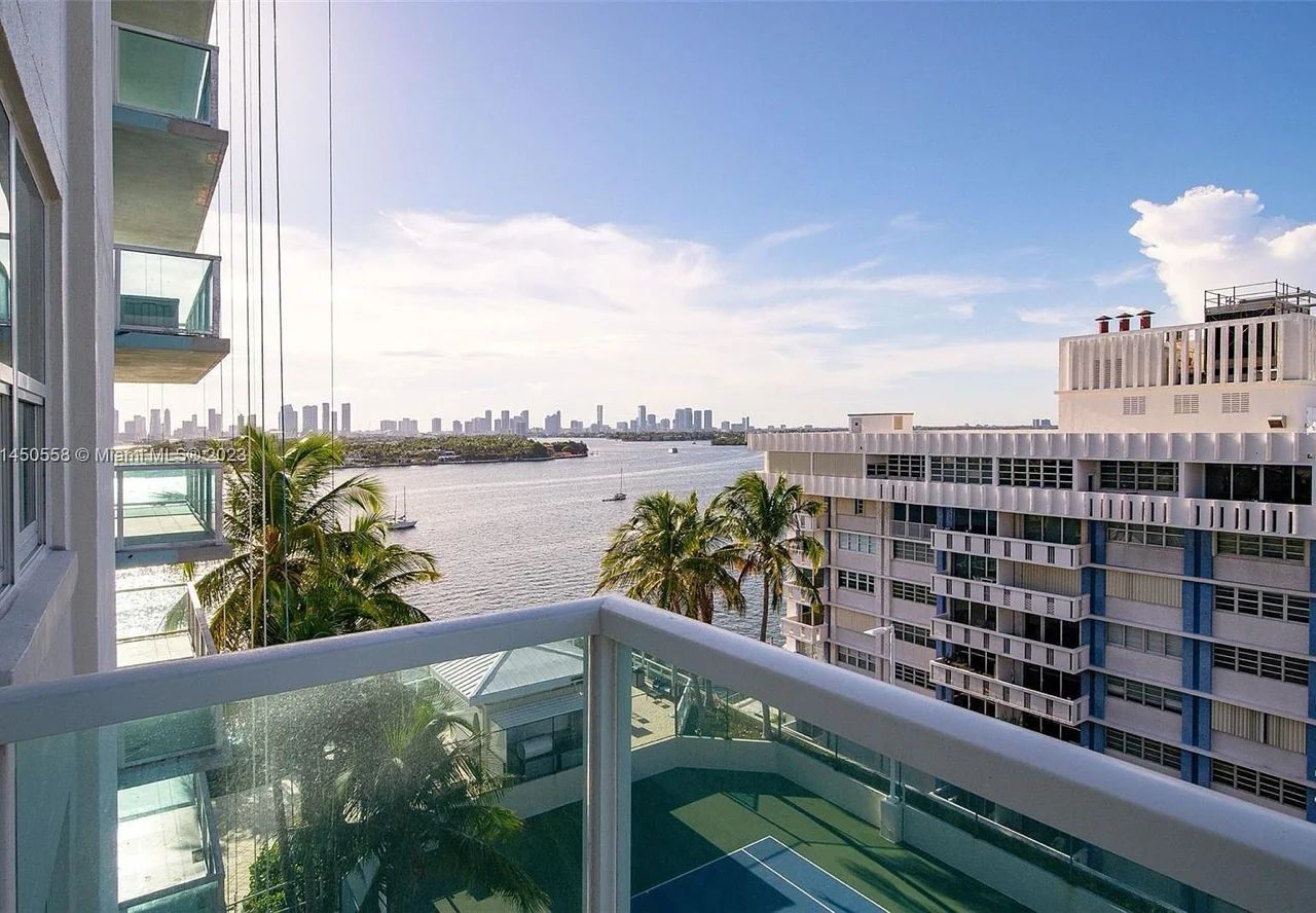 Вид с балкона из Флоридиана в Саут-Бич, с видом на залив Бискейн, демонстрирующий спокойные воды и роскошный образ жизни