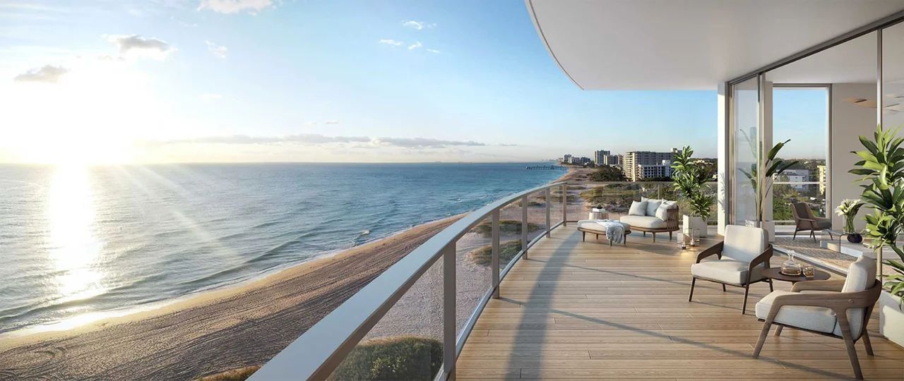 Terrazas sobredimensionadas con barandillas de vidrio para vistas sin obstrucciones en las Residencias Casamar en Pompano Beach