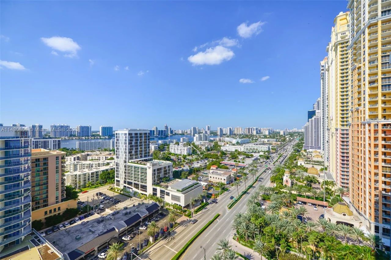 Una Vista del Vecindario desde el Edificio Pinnacle en Sunny Isles Beach