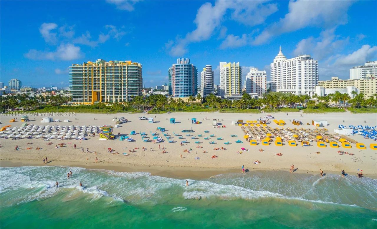 Вид на 1500 Ocean Drive и пляж в Майами-Бич со стороны Атлантического океана
