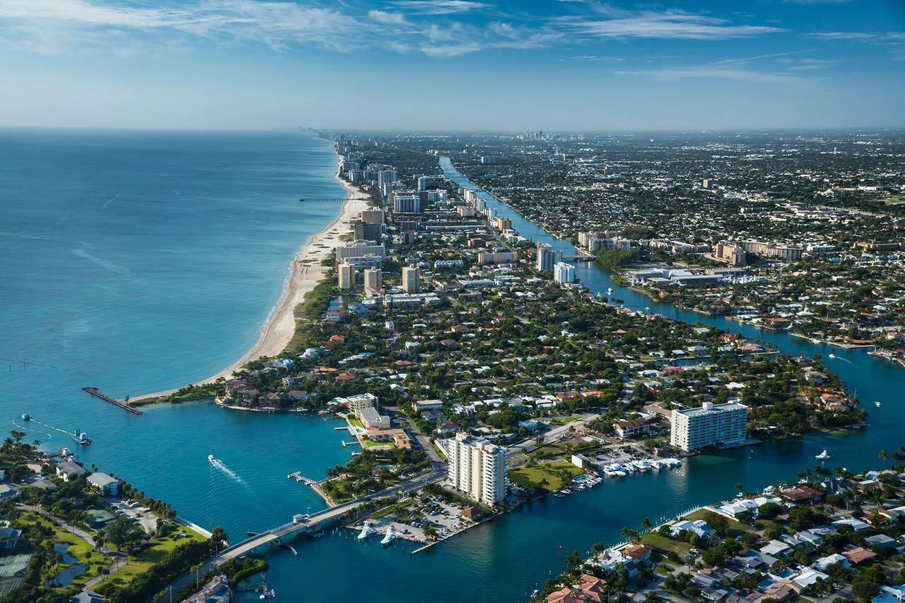 Vistas aéreas de los Canales Intracosteros, el Atlántico y el centro de Pompano Beach