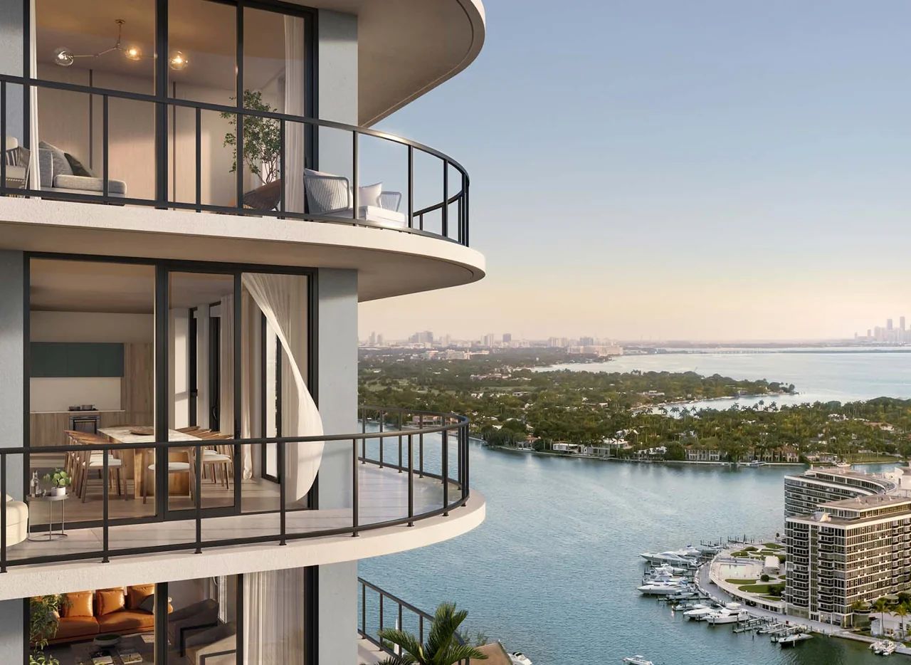 Elegante diseño de balcón del edificio 72 Park en Miami Beach con vista al paseo marítimo y al horizonte de la ciudad