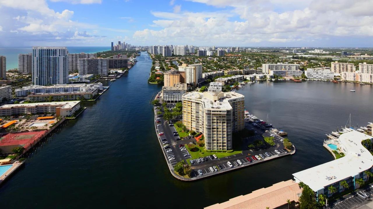 霍兰代尔海滩社区的航拍视角，展示其与大西洋和迈阿密都会区的邻近性