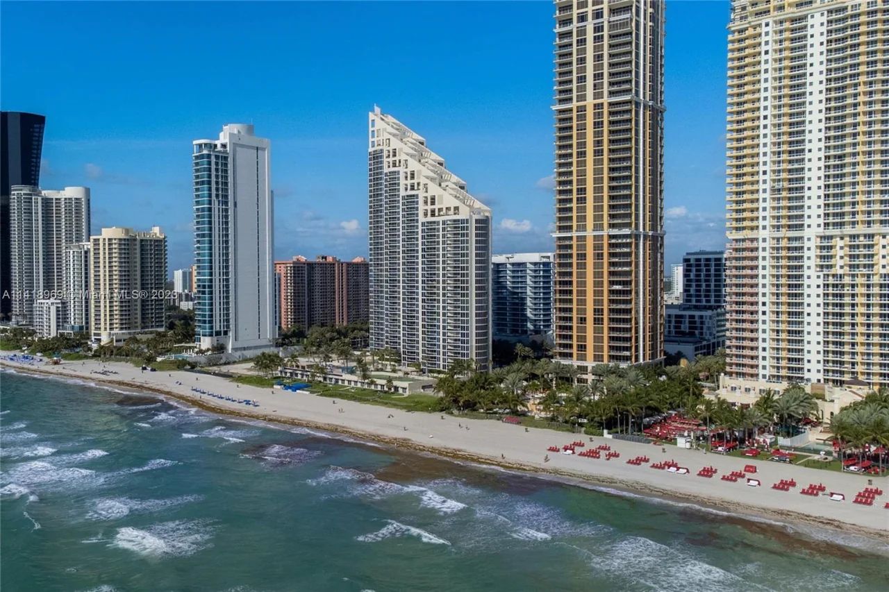 Una Vista del Océano desde el Edificio Pinnacle en Sunny Isles Beach Una Vista del Océano desde el Edificio Pinnacle en Sunny Isles Beach