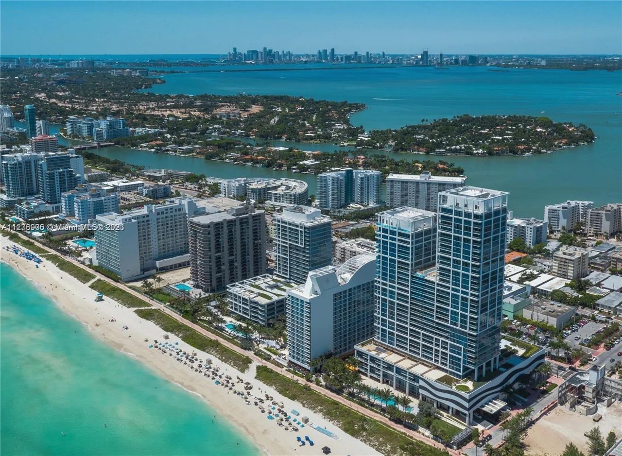 Una Vista A&eacute;rea de La Torre Carillon North en Miami Beach y Una Ciudad