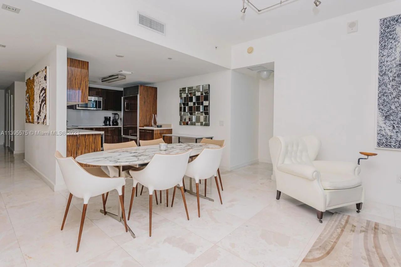 Cocina de Alta Gama en La Torre Carillon North, Miami Beach con Muebles de Dellacasa, Refrigerador Sub-Zero