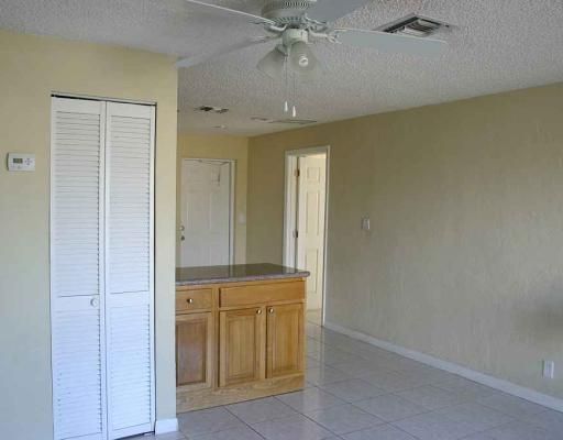 Recently Rented: $1,000 (3 beds, 1 baths, 950 Square Feet)