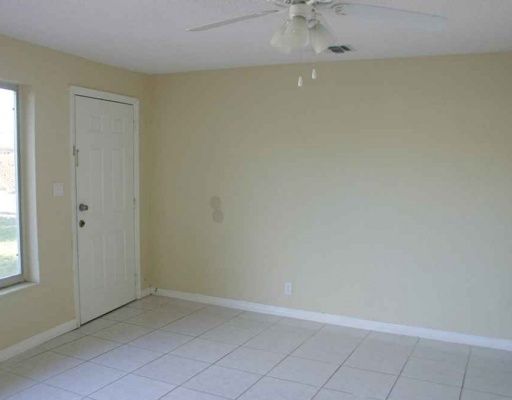 Recently Rented: $1,000 (3 beds, 1 baths, 950 Square Feet)