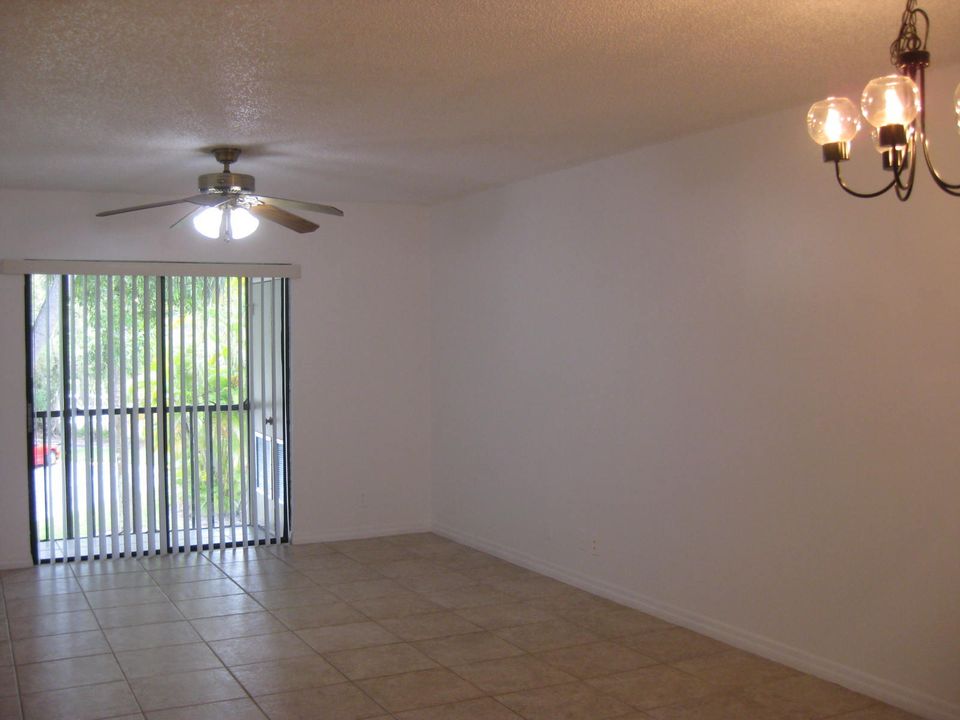 Recently Rented: $1,100 (2 beds, 2 baths, 857 Square Feet)