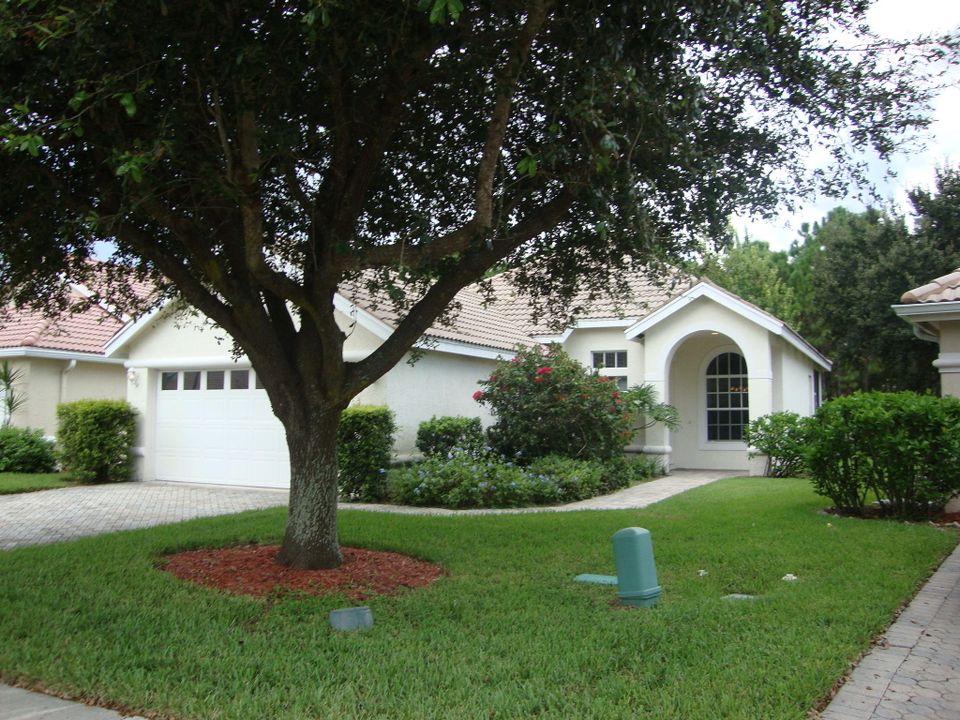 Недавно продано: $139,900 (2 спален, 2 ванн, 1510 Квадратных фут)