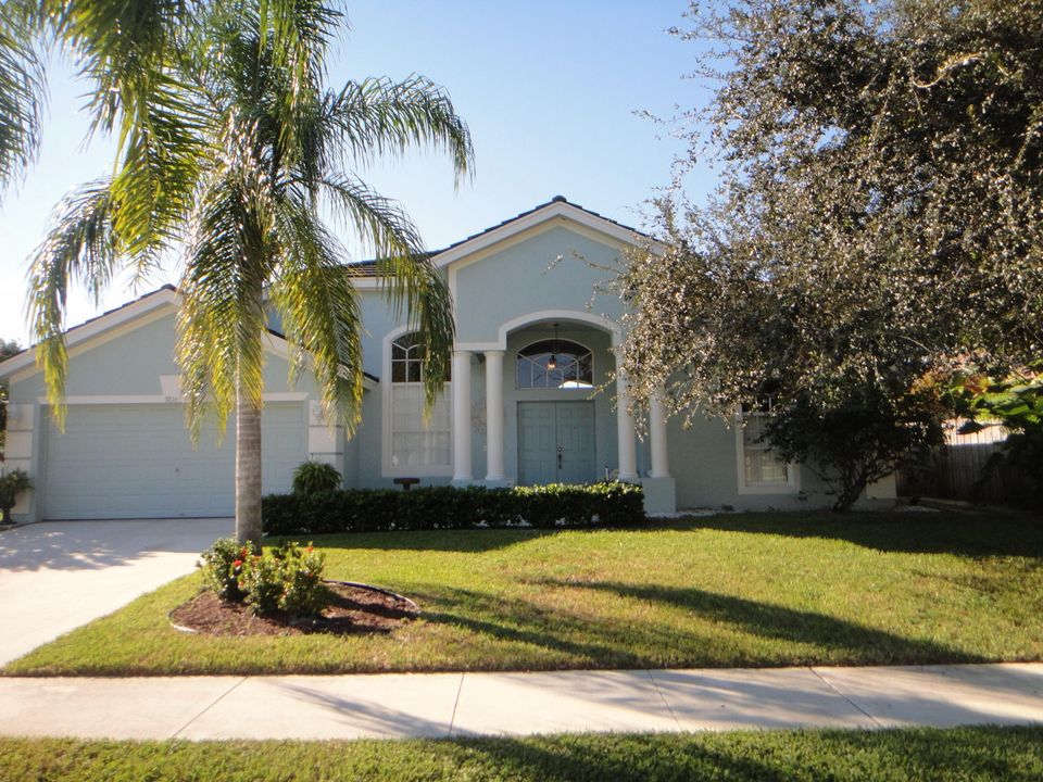 Vendido Recientemente: $289,000 (4 camas, 3 baños, 2001 Pies cuadrados)