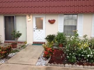 Recently Rented: $975 (2 beds, 2 baths, 941 Square Feet)