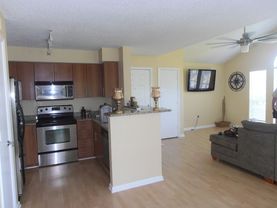 Recently Rented: $1,400 (2 beds, 2 baths, 1075 Square Feet)