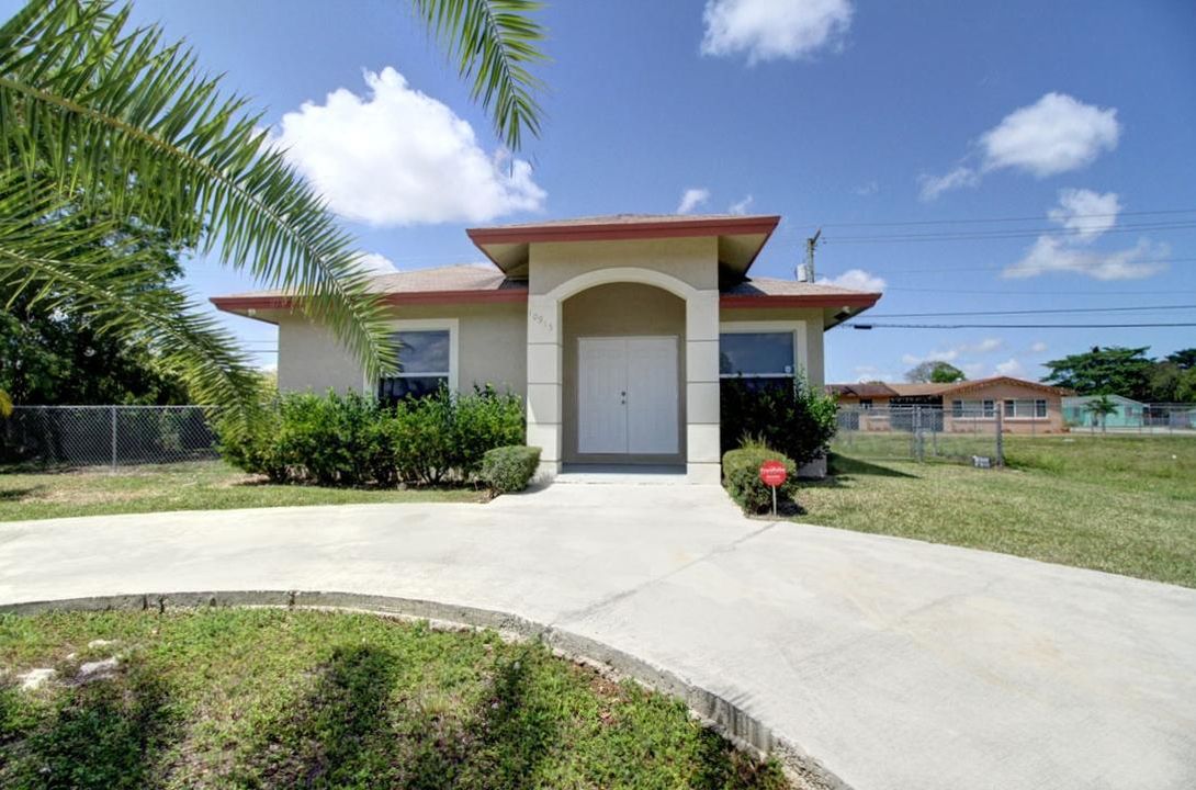 Recently Rented: $1,575 (3 beds, 2 baths, 572 Square Feet)