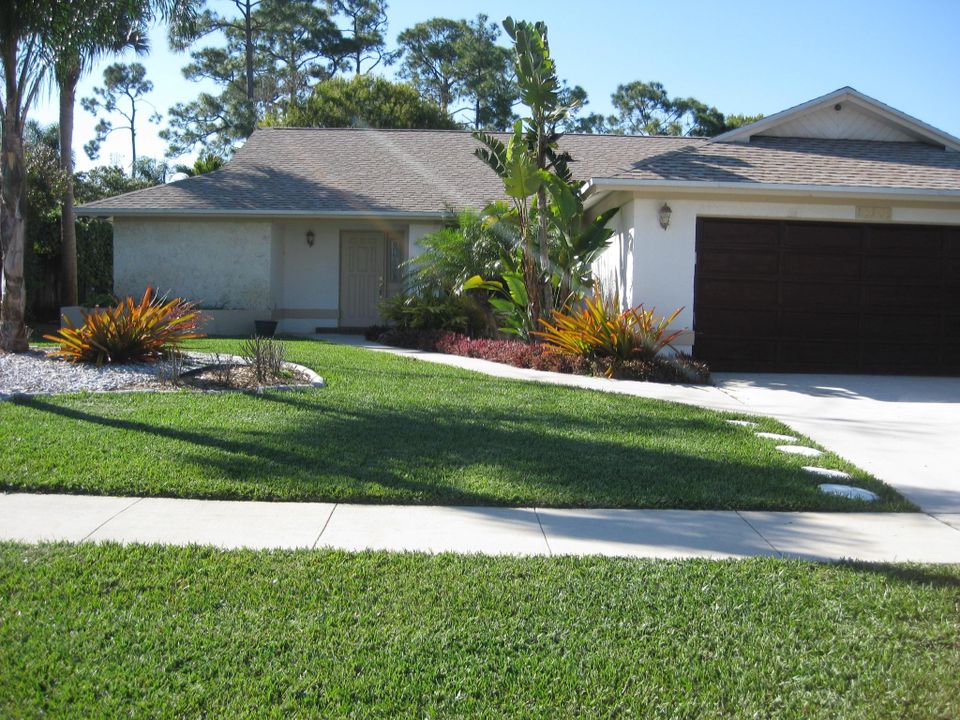 Recently Rented: $2,100 (3 beds, 2 baths, 1653 Square Feet)