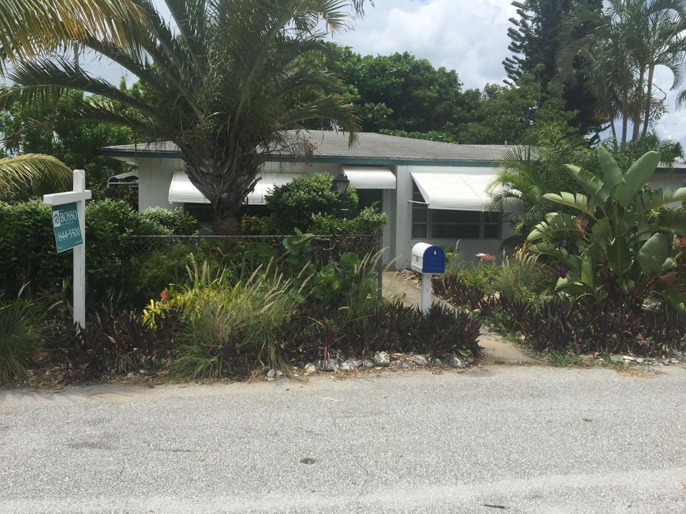 Recently Sold: $350,000 (4 beds, 1 baths, 990 Square Feet)