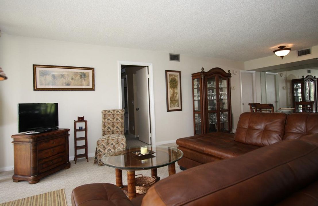 Active With Contract: $2,250 (2 beds, 2 baths, 1090 Square Feet)