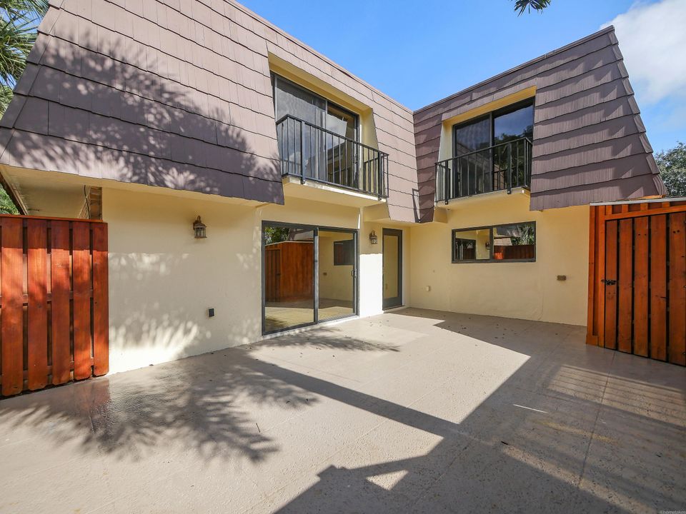 Недавно продано: $199,999 (2 спален, 2 ванн, 1236 Квадратных фут)