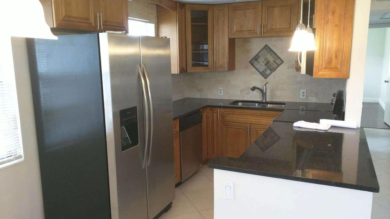Recently Rented: $1,200 (2 beds, 1 baths, 835 Square Feet)
