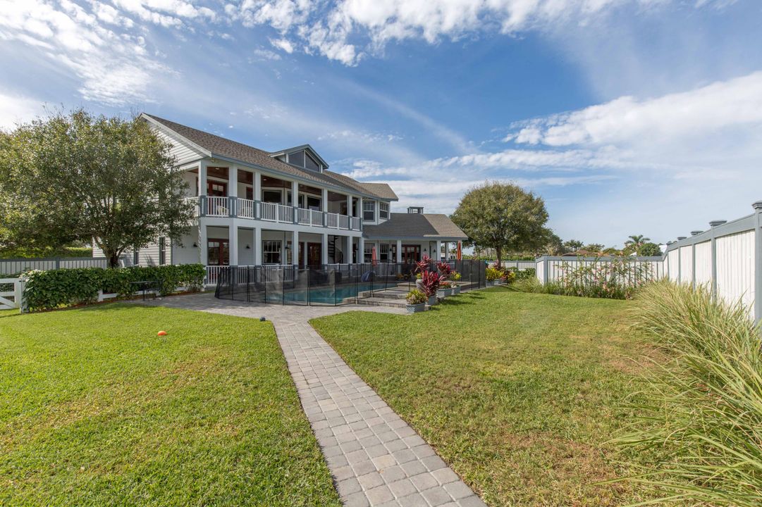 Vendido Recientemente: $5,999,000 (4 camas, 5 baños, 4355 Pies cuadrados)