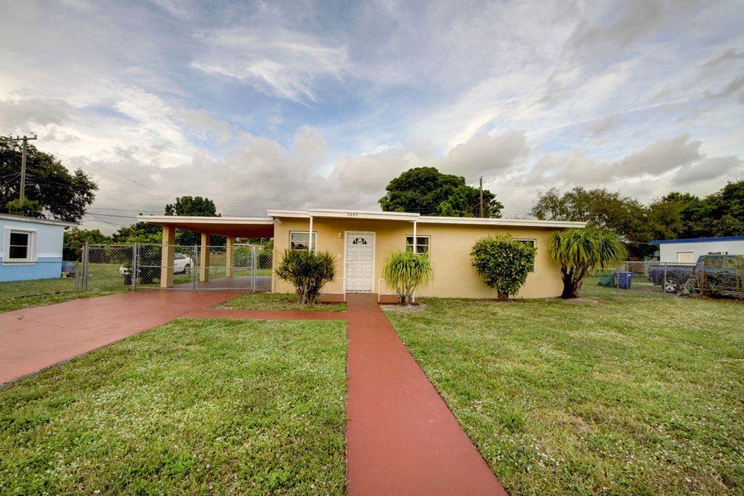 最近租的: $1,300 (3 贝兹, 1 浴室, 984 平方英尺)