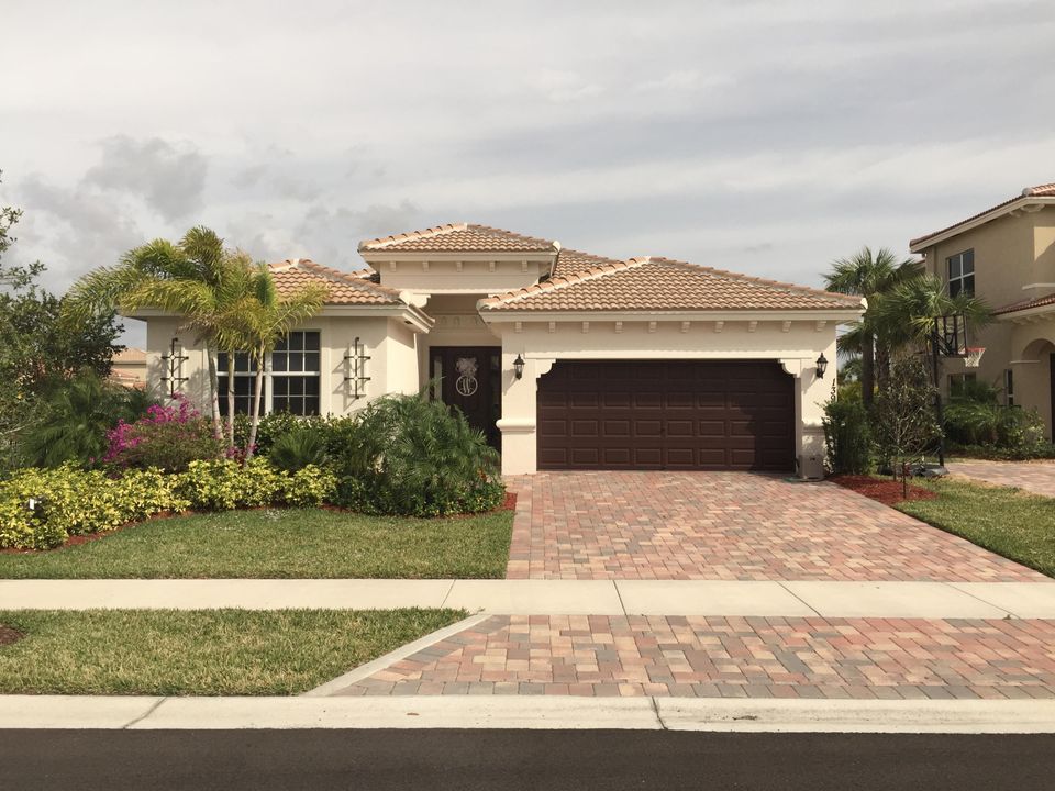 Recently Sold: $519,000 (3 beds, 2 baths, 2322 Square Feet)