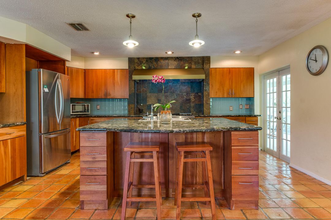 Vendido Recientemente: $525,000 (3 camas, 2 baños, 3325 Pies cuadrados)