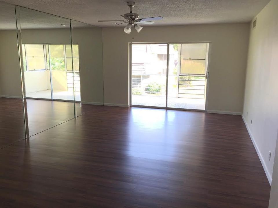 Vendido Recientemente: $82,000 (2 camas, 2 baños, 1088 Pies cuadrados)