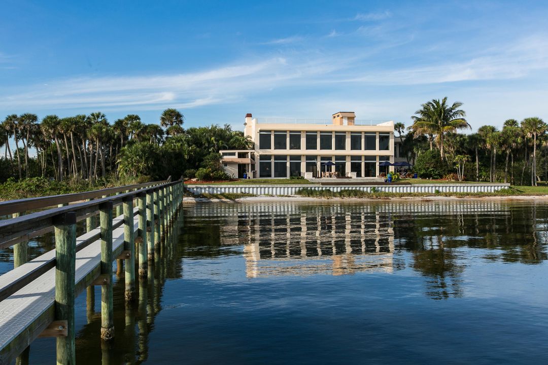 Recently Sold: $1,900,000 (3 beds, 5 baths, 5732 Square Feet)