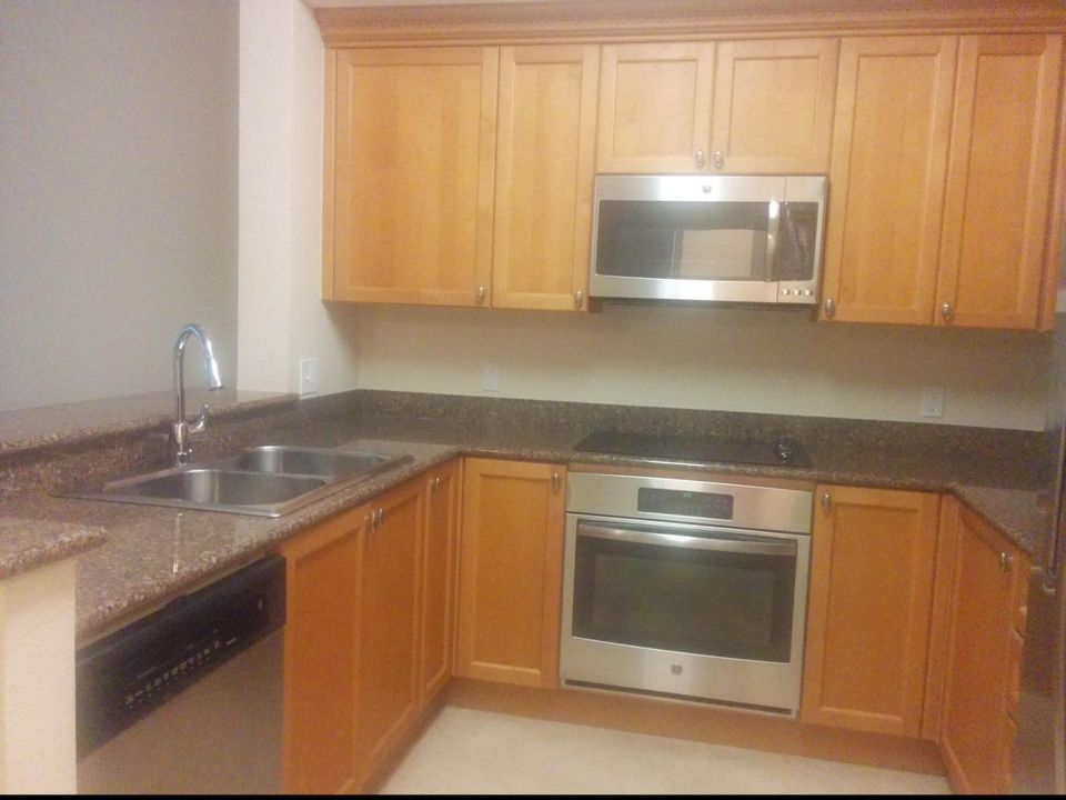 Recently Rented: $1,350 (1 beds, 1 baths, 817 Square Feet)