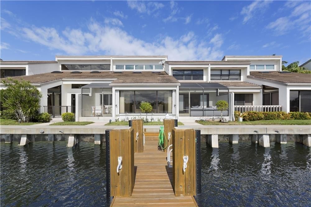 Recently Sold: $1,395,000 (3 beds, 2 baths, 3060 Square Feet)