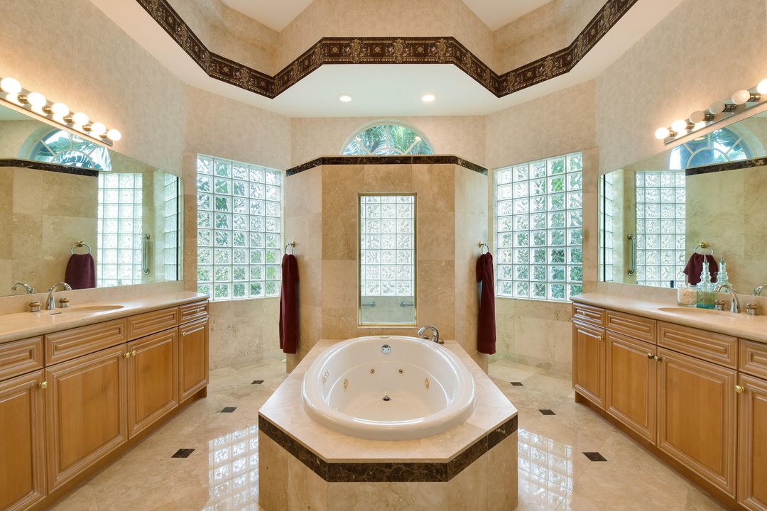 Недавно продано: $700,000 (5 спален, 5 ванн, 3856 Квадратных фут)