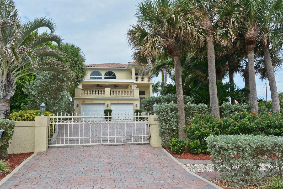 Recently Sold: $2,300,000 (4 beds, 4 baths, 3018 Square Feet)