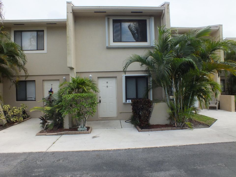 Недавно продано: $119,000 (2 спален, 1 ванн, 1000 Квадратных фут)