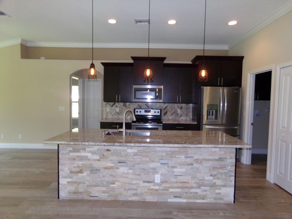 Recently Sold: $259,900 (3 beds, 2 baths, 1927 Square Feet)