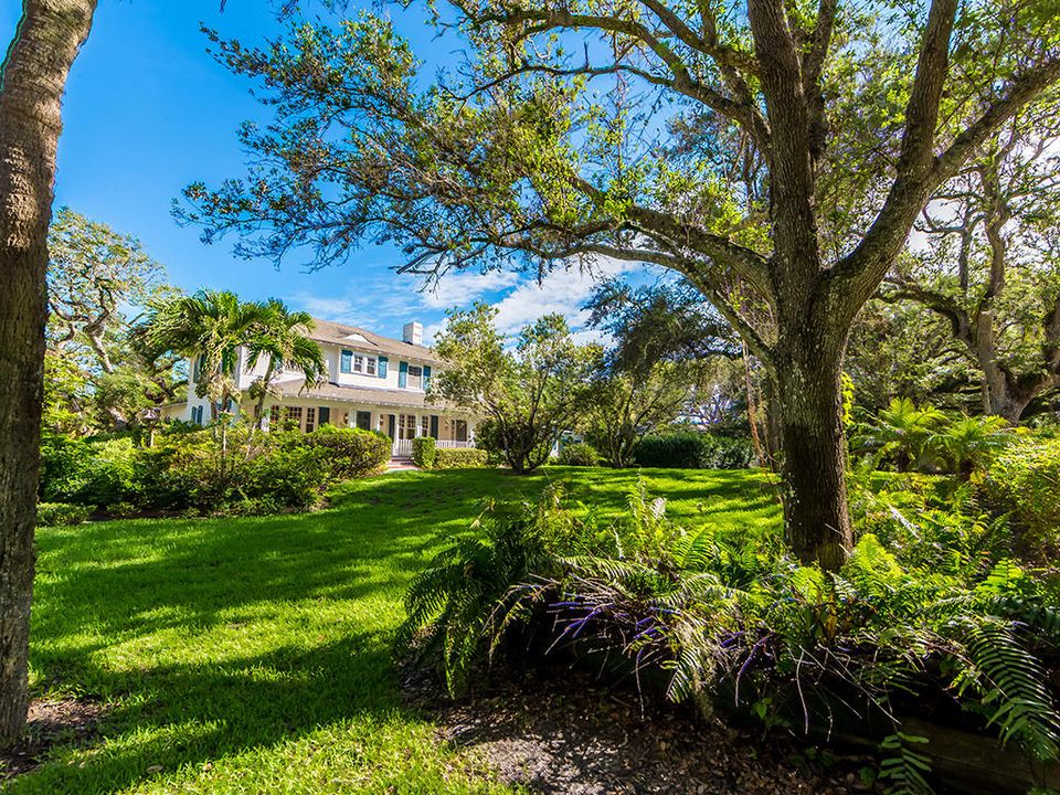 Recently Sold: $2,900,000 (6 beds, 5 baths, 4062 Square Feet)