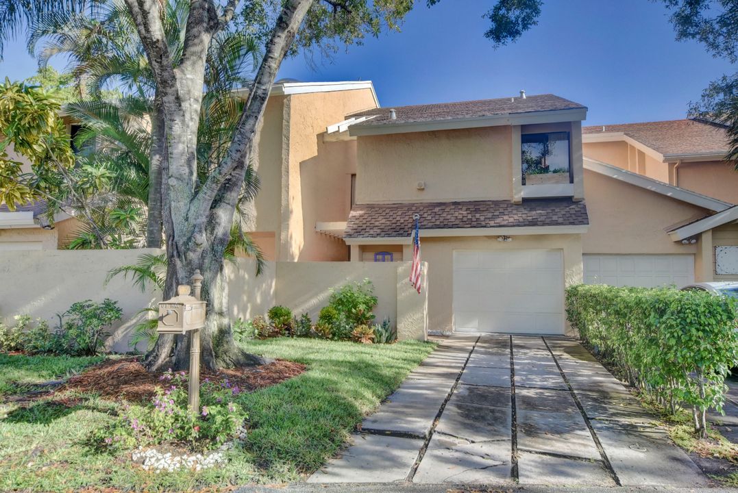 Recently Sold: $325,000 (3 beds, 2 baths, 2057 Square Feet)