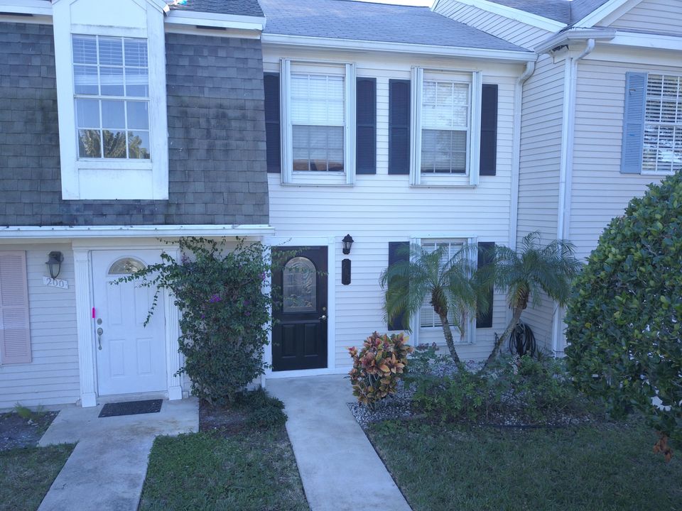 Recently Sold: $148,900 (2 beds, 2 baths, 876 Square Feet)