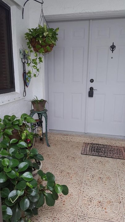 Vendido Recientemente: $175,900 (2 camas, 2 baños, 1300 Pies cuadrados)