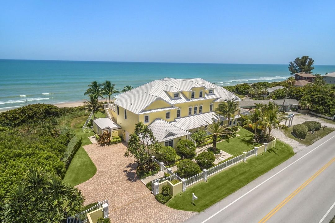 Recently Sold: $3,775,000 (7 beds, 6 baths, 6366 Square Feet)