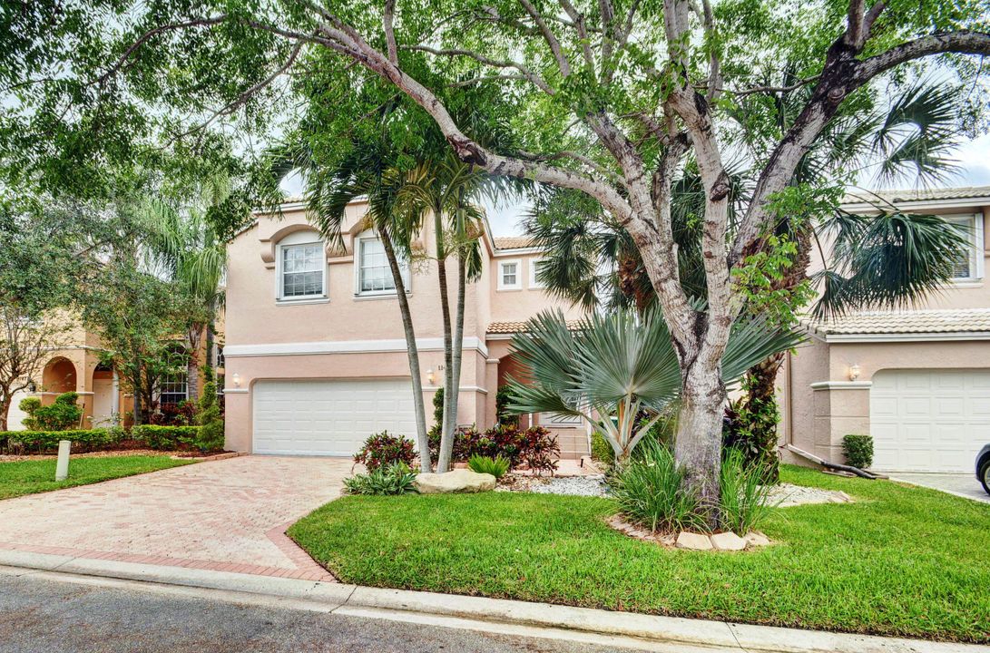 Recently Sold: $359,000 (4 beds, 2 baths, 2016 Square Feet)