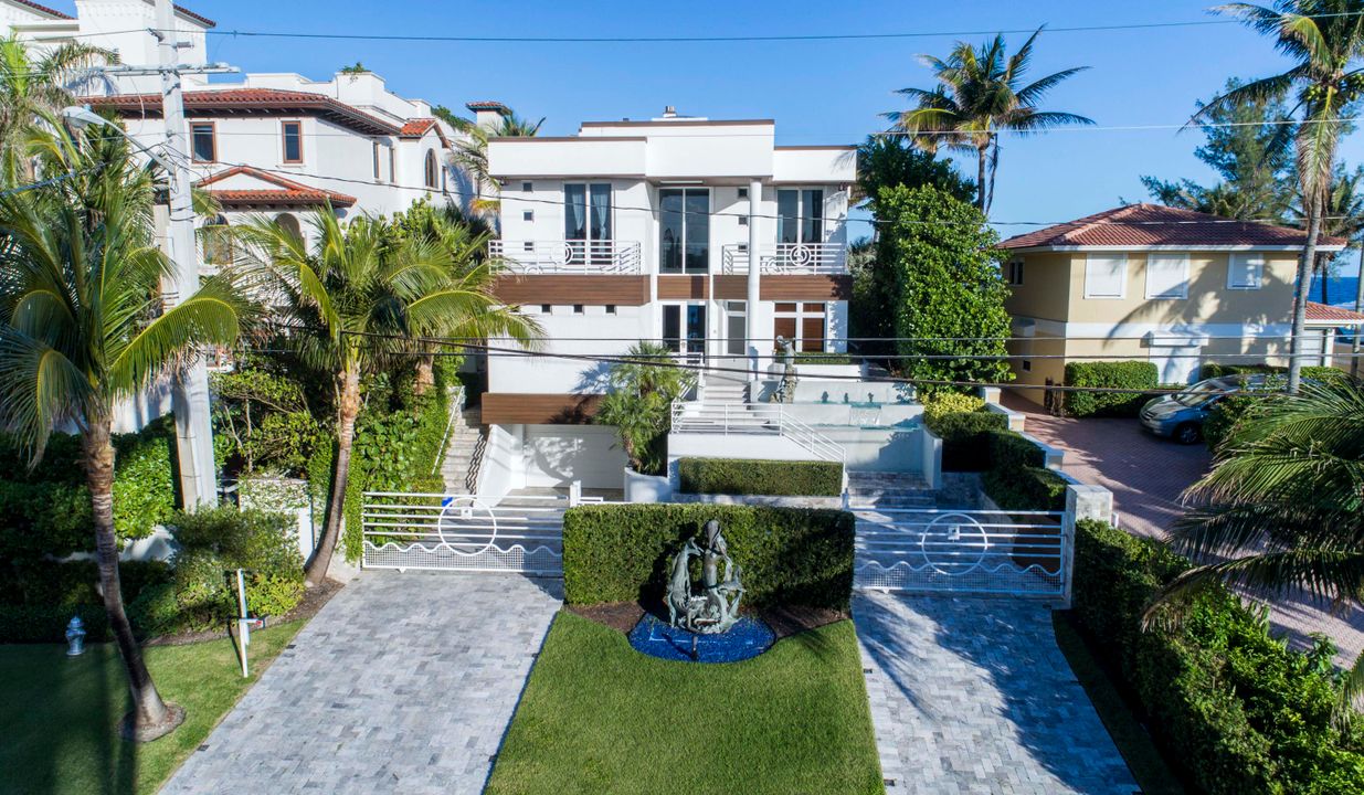 Recently Sold: $7,995,000 (6 beds, 6 baths, 6142 Square Feet)
